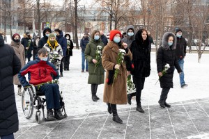 Возложение цветов к памятнику Бориса Ельцина