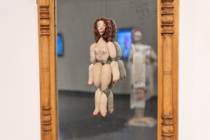 Выставка Алисы Горшениной «Пугало стояло в центре вспаханного поля»