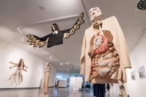 Выставка Алисы Горшениной «Пугало стояло в центре вспаханного поля»