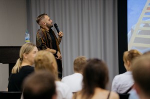 Лекция Ильи Гомыранова «Сны для осьминога. Интеллект животных»