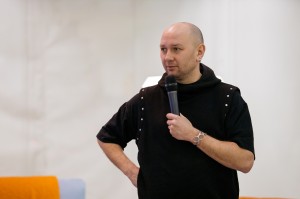 Встречи в «Гостиной под абажуром». Коллекционер старинных парикмахерских аксессуаров Ильдар Абдулов