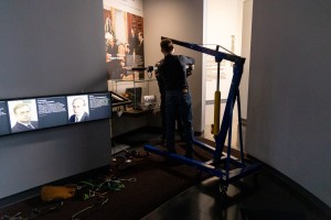 Демонтаж витрины с «ядерным чемоданчиком»