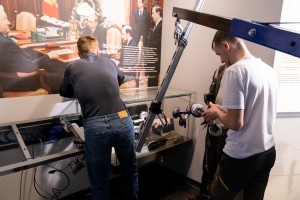 Демонтаж витрины с «ядерным чемоданчиком»