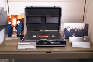 Демонтаж витрины с «ядерным чемоданчиком»