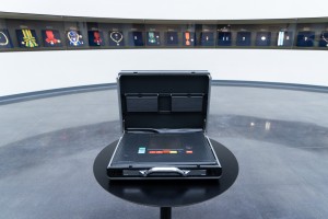 Демонтаж витрины с «ядерным чемоданчиком»