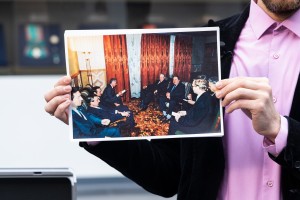 Демонтаж витрины с «ядерным чемоданчиком»