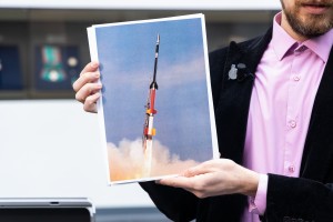 Демонтаж витрины с «ядерным чемоданчиком»