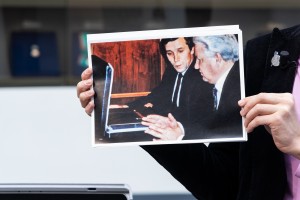 Демонтаж витрины с «ядерным чемоданчиком»