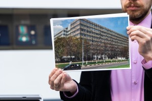 Демонтаж витрины с «ядерным чемоданчиком»