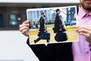 Демонтаж витрины с «ядерным чемоданчиком»