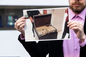 Демонтаж витрины с «ядерным чемоданчиком»