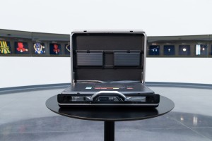 Демонтаж витрины с «ядерным чемоданчиком»