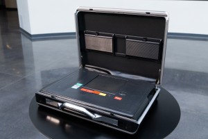 Демонтаж витрины с «ядерным чемоданчиком»