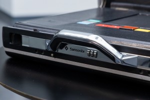 Демонтаж витрины с «ядерным чемоданчиком»