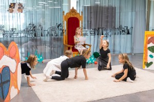 Выпускной спектакль: котики, Красная Шапочка и Чёрное пятно