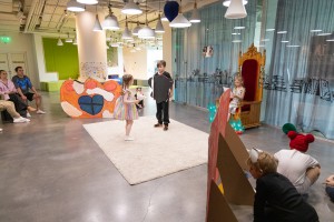 Выпускной спектакль: котики, Красная Шапочка и Чёрное пятно