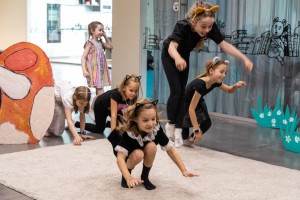 Выпускной спектакль: котики, Красная Шапочка и Чёрное пятно