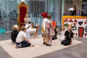 Выпускной спектакль: котики, Красная Шапочка и Чёрное пятно