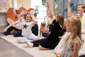 Выпускной спектакль: котики, Красная Шапочка и Чёрное пятно