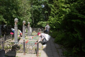 Возложение цветов к могилам Комаря, Кричевского, Усова