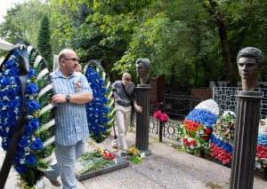 Возложение цветов к могилам Комаря, Кричевского, Усова