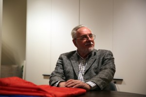 Виктор Ярошенко, почетный хранитель триколора, передает флаг Архиву Президентского центра Б.Н. Ельцина