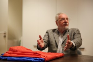 Виктор Ярошенко, почетный хранитель триколора, передает флаг Архиву Президентского центра Б.Н. Ельцина