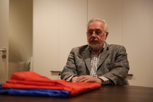 Виктор Ярошенко, почетный хранитель триколора, передает флаг Архиву Президентского центра Б.Н. Ельцина