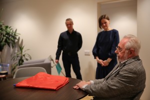 Виктор Ярошенко, почетный хранитель триколора, передает флаг Архиву Президентского центра Б.Н. Ельцина