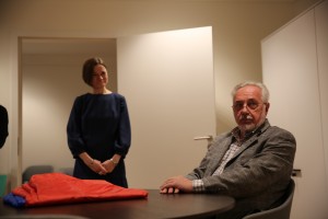 Виктор Ярошенко, почетный хранитель триколора, передает флаг Архиву Президентского центра Б.Н. Ельцина