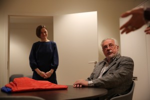 Виктор Ярошенко, почетный хранитель триколора, передает флаг Архиву Президентского центра Б.Н. Ельцина