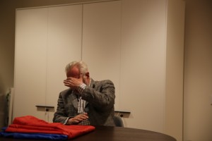 Виктор Ярошенко, почетный хранитель триколора, передает флаг Архиву Президентского центра Б.Н. Ельцина