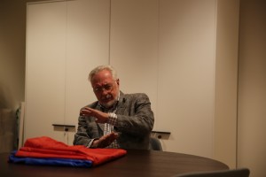 Виктор Ярошенко, почетный хранитель триколора, передает флаг Архиву Президентского центра Б.Н. Ельцина