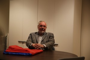 Виктор Ярошенко, почетный хранитель триколора, передает флаг Архиву Президентского центра Б.Н. Ельцина