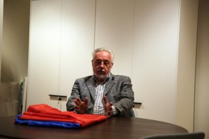 Виктор Ярошенко, почетный хранитель триколора, передает флаг Архиву Президентского центра Б.Н. Ельцина