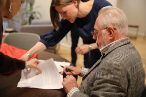 Виктор Ярошенко, почетный хранитель триколора, передает флаг Архиву Президентского центра Б.Н. Ельцина