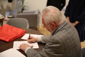 Виктор Ярошенко, почетный хранитель триколора, передает флаг Архиву Президентского центра Б.Н. Ельцина