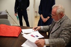 Виктор Ярошенко, почетный хранитель триколора, передает флаг Архиву Президентского центра Б.Н. Ельцина