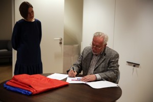 Виктор Ярошенко, почетный хранитель триколора, передает флаг Архиву Президентского центра Б.Н. Ельцина