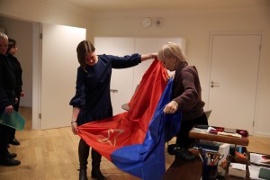 Виктор Ярошенко, почетный хранитель триколора, передает флаг Архиву Президентского центра Б.Н. Ельцина