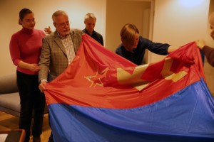 Виктор Ярошенко, почетный хранитель триколора, передает флаг Архиву Президентского центра Б.Н. Ельцина