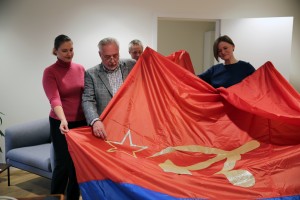 Виктор Ярошенко, почетный хранитель триколора, передает флаг Архиву Президентского центра Б.Н. Ельцина