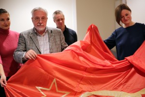 Виктор Ярошенко, почетный хранитель триколора, передает флаг Архиву Президентского центра Б.Н. Ельцина