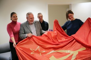 Виктор Ярошенко, почетный хранитель триколора, передает флаг Архиву Президентского центра Б.Н. Ельцина