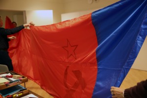 Виктор Ярошенко, почетный хранитель триколора, передает флаг Архиву Президентского центра Б.Н. Ельцина