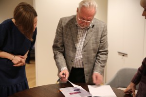 Виктор Ярошенко, почетный хранитель триколора, передает флаг Архиву Президентского центра Б.Н. Ельцина