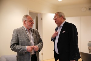 Виктор Ярошенко, почетный хранитель триколора, передает флаг Архиву Президентского центра Б.Н. Ельцина