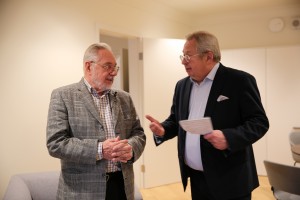 Виктор Ярошенко, почетный хранитель триколора, передает флаг Архиву Президентского центра Б.Н. Ельцина