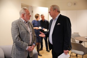 Виктор Ярошенко, почетный хранитель триколора, передает флаг Архиву Президентского центра Б.Н. Ельцина