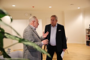 Виктор Ярошенко, почетный хранитель триколора, передает флаг Архиву Президентского центра Б.Н. Ельцина